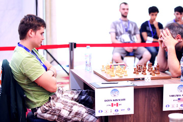 Anton Kovalyov retirado por su forma de vestir