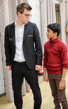 Carlsen con Nihal Sarin (Foto de John Saunders)