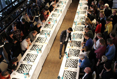 El campeón del mundo jugando en simultánea contra 70 aficionados