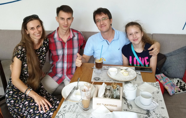 GM Igor Smirnov con estudiante y familia