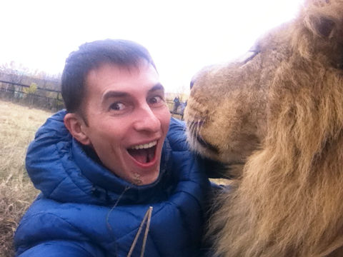 Igor Smirnov selfie con león